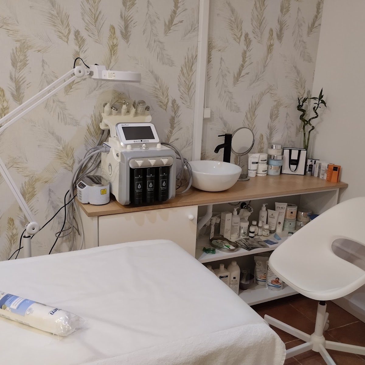 Glow beauty space: Massage for ladies, Cosmetology
